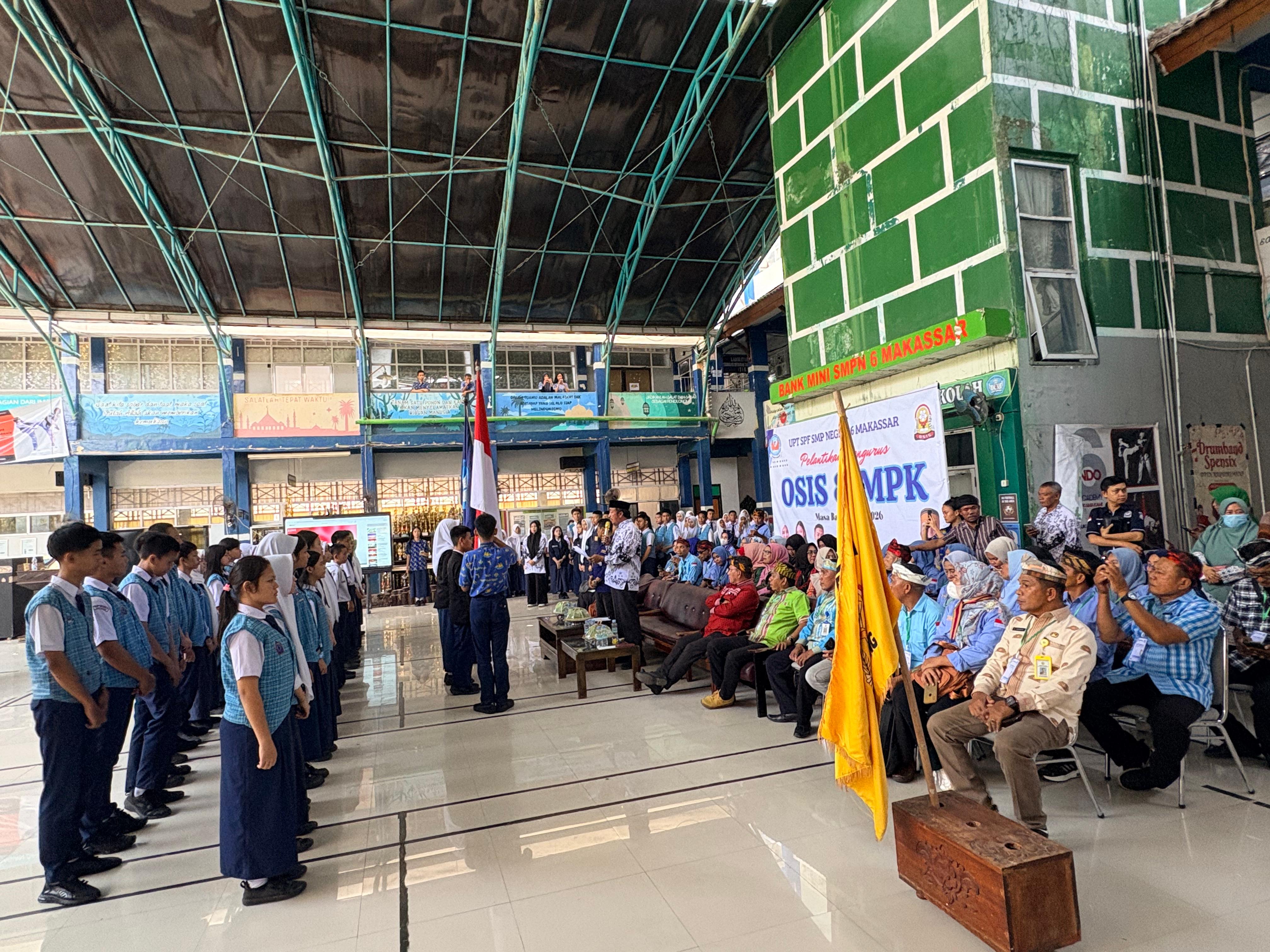 Pelantikan Pengurus OSIS dan MPK SMP Negeri 6 Makassar Periode 2025/2026 Digelar dengan Khidmat